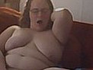 Obese babe masturbates on bed